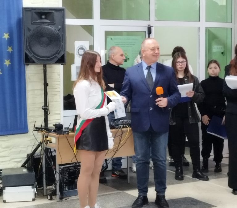 Връчване на награди от различни конкурси на ученици от СУ”Майор Атанас Узунов”