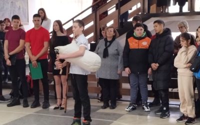 Музикално изпълнение на Емил Йорданов-ученик от 8а клас по повод откриването на барелефа на майор Атанас Узунов