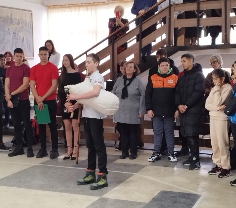 Музикално изпълнение на Емил Йорданов-ученик от 8а клас по повод откриването на барелефа на майор Атанас Узунов