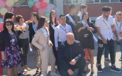 Изпращане на 12 клас в двора на СУ”Майор Атанас Узунов”